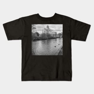 View over the River Wye in the Derbsyshire town of Bakewell Kids T-Shirt